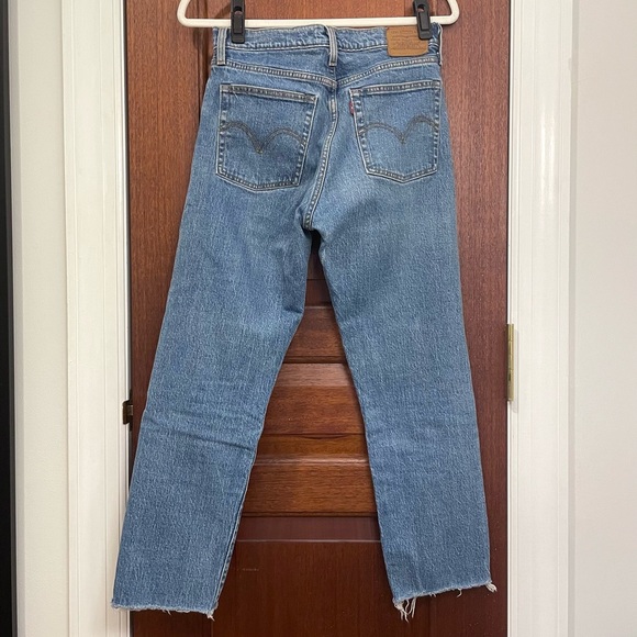 Levi’s Wedgie Straight Raw Hem Jeans - Light Wash - Picture 2 of 5